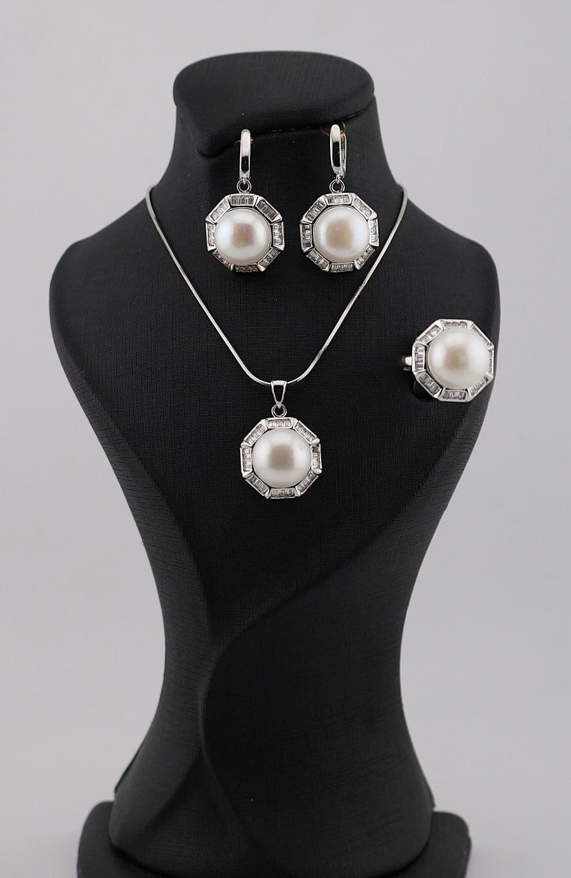 نیمست با گوشواره و پلاک و انگشتر به شکل 8 ضلعی وسط مروارید دور موروارید نگین باگت