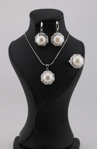 نیمست با گوشواره و پلاک و انگشتر به شکل 8 ضلعی وسط مروارید دور موروارید نگین باگت