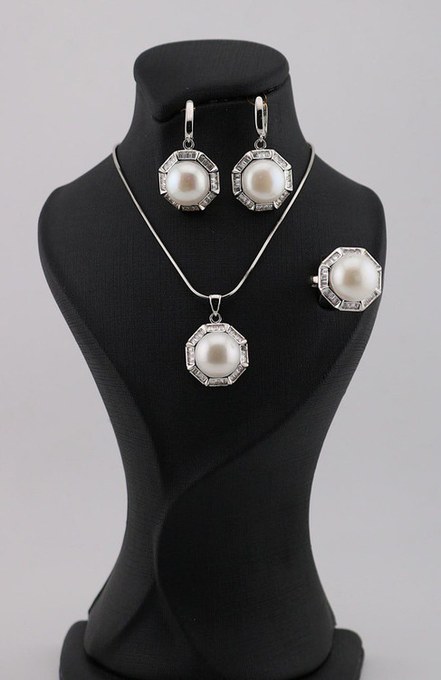 نیمست با گوشواره و پلاک و انگشتر به شکل 8 ضلعی وسط مروارید دور موروارید نگین باگت