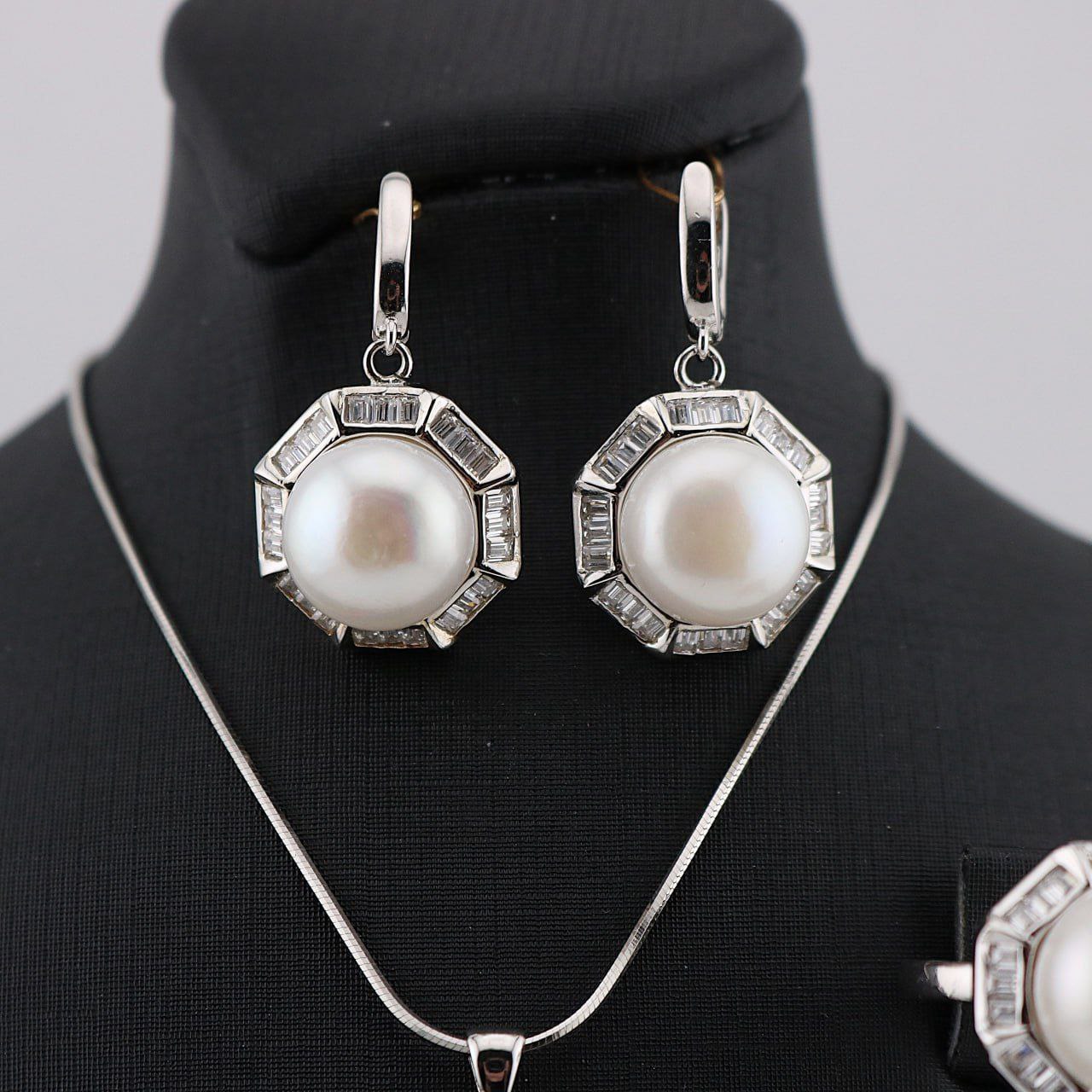 یک جفت گوشواره از نیمست مرواریدی به شکل 8 ضلعی وسط مروارید دور نگین باگت قفل گوشواره کلیپسی و آویز