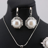 یک جفت گوشواره از نیمست مرواریدی به شکل 8 ضلعی وسط مروارید دور نگین باگت قفل گوشواره کلیپسی و آویز