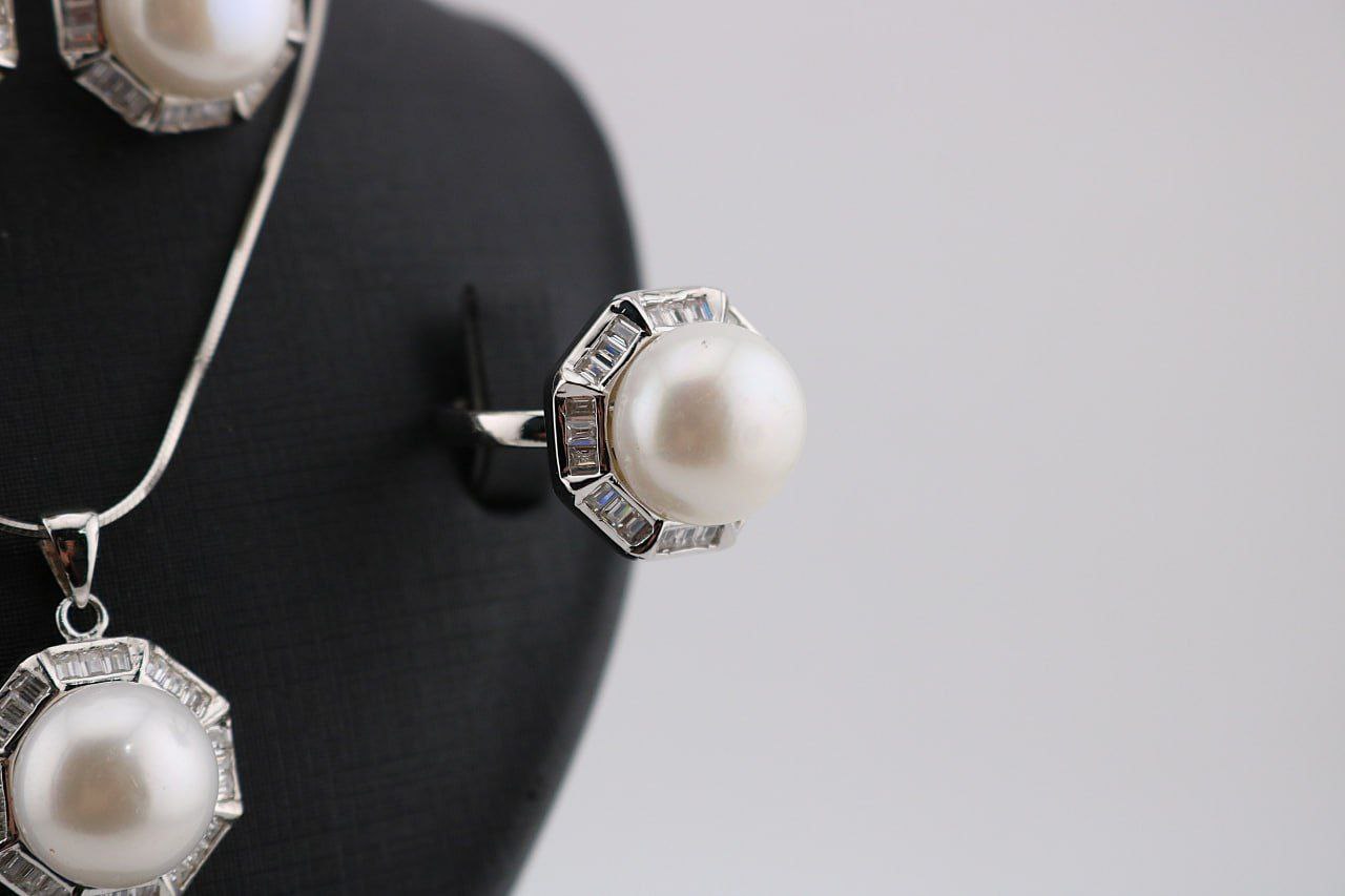 انگشتر و پلاک از نیمست مرواریدی به شکل 8ضلعی وسط مروارید دور نگین باگت