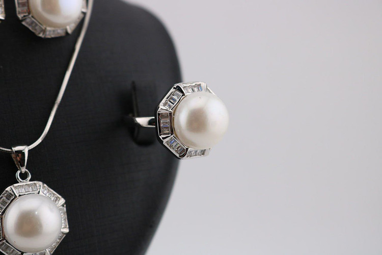 انگشتر و پلاک از نیمست مرواریدی به شکل 8ضلعی وسط مروارید دور نگین باگت