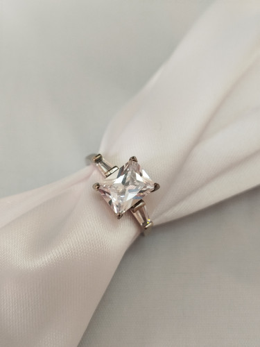 انگشتر نقره ای با یک نگین مستطیلی بزرگ در وسط و دونگین در بغل فری سایز