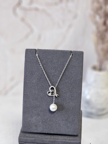 زنجیر و پلاک قلب با آویز مروارید رنگ نقره ای