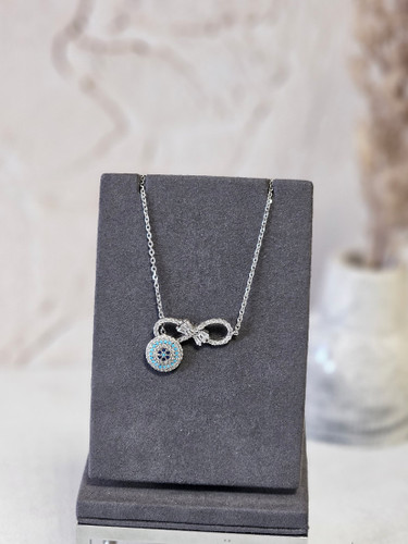 زنجیر نقره با پلاک متصل بینهایت و آویز چشم نظر با نگین های آبی روشن و تیره