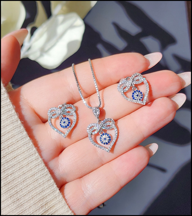 نیمست نقره چشم قلب جواهری با اویز چشم نظر دایره ای در داخل قلب