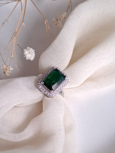 انگشتر زنانه جواهری با سنگ مستطیلی سبز دورتادور نگین