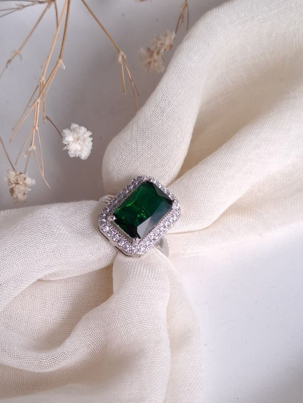 انگشتر زنانه جواهری با سنگ مستطیلی سبز دورتادور نگین