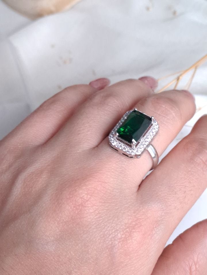 انگشتر زنانه جواهری با سنگ مستطیلی سبز دورتادور نگین