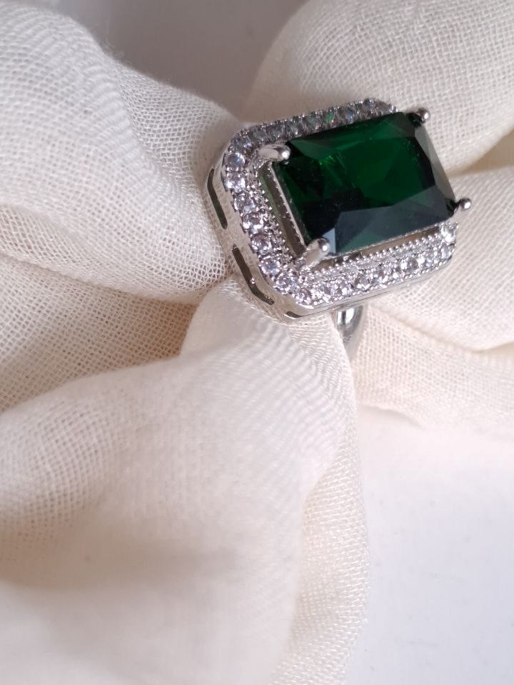 انگشتر زنانه جواهری با سنگ مستطیلی سبز دورتادور نگین