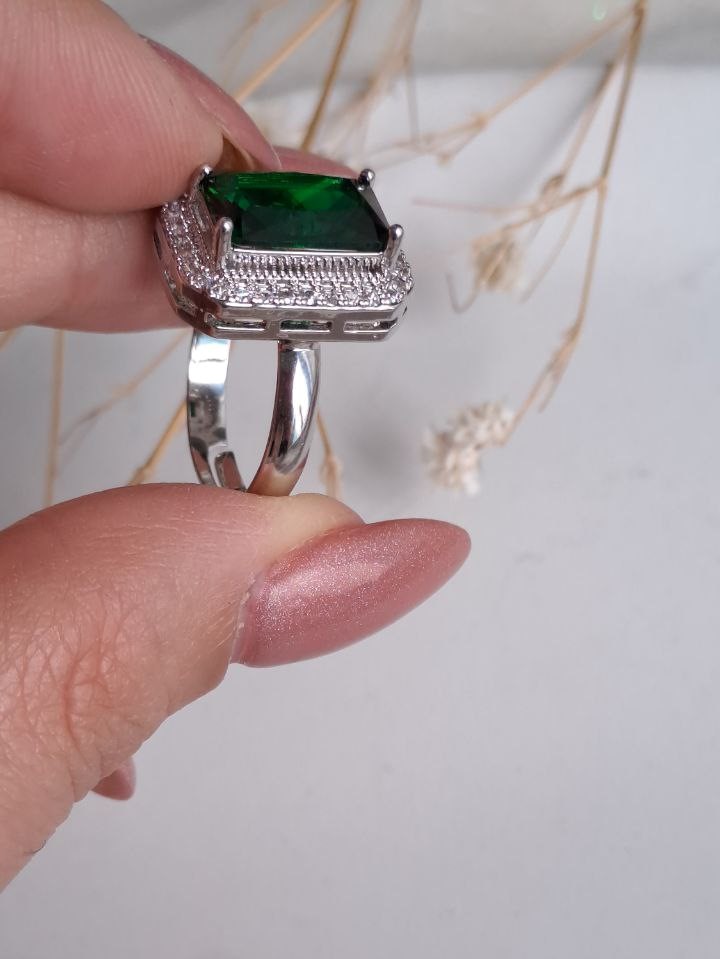 انگشتر زنانه جواهری با سنگ مستطیلی سبز دورتادور نگین