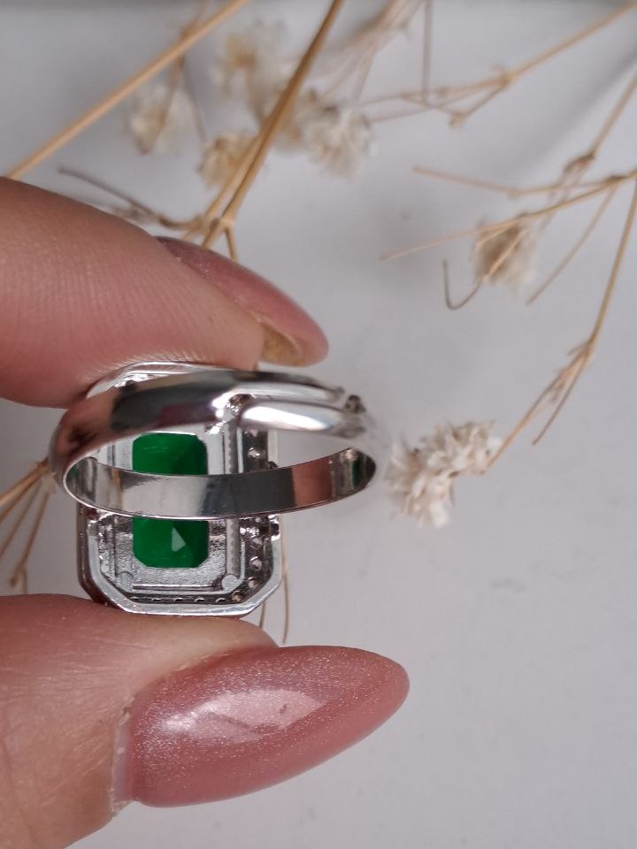 انگشتر زنانه جواهری با سنگ مستطیلی سبز دورتادور نگین