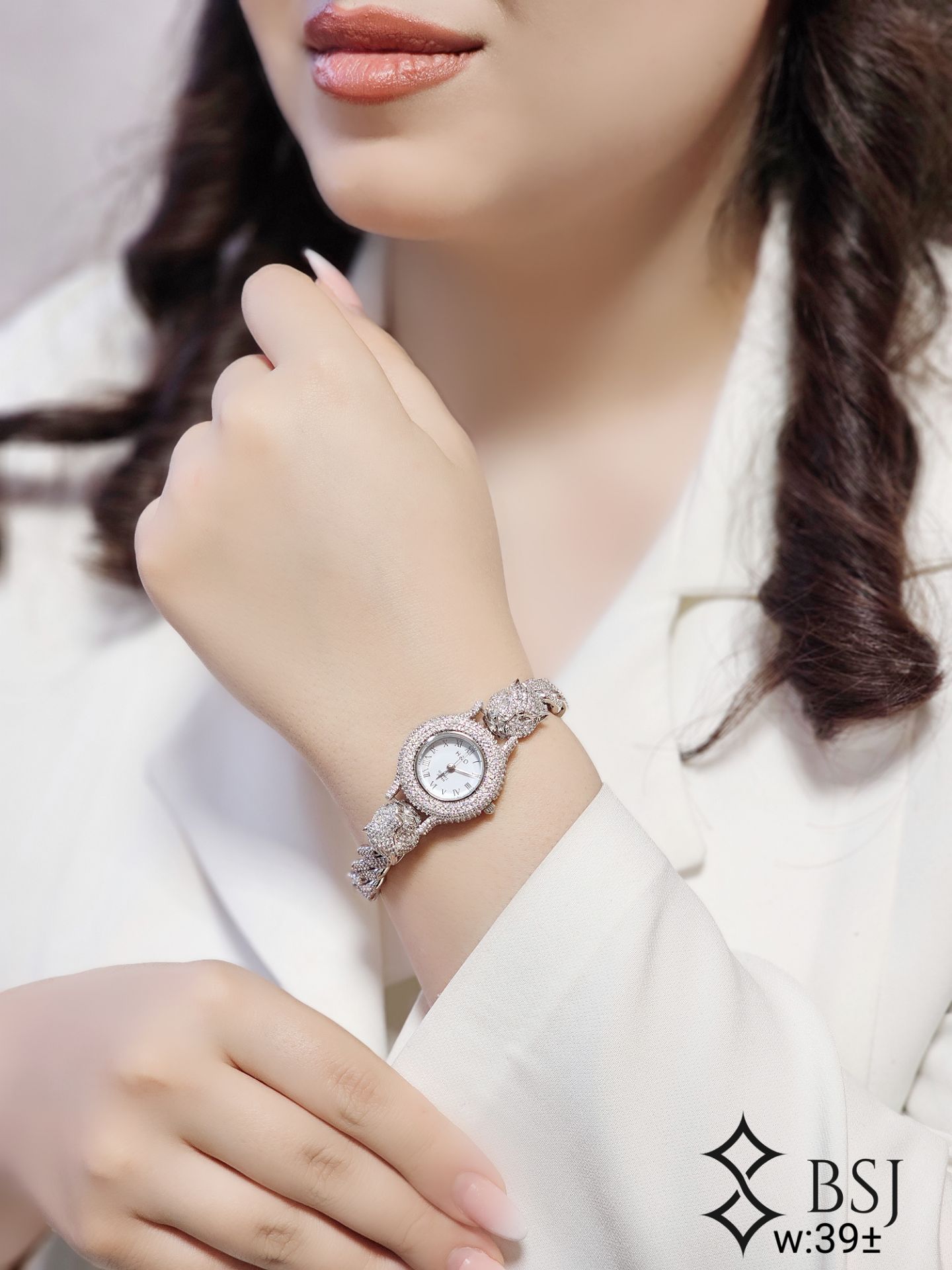 ساعت نقره زنانه  جواهری مدل پنتر برند H&DکدW7 